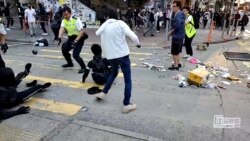 香港一名警察2019年11月11日在西湾河向示威者实弹开枪。