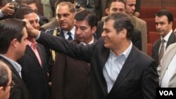 Representantes de la prensa local criticaron la condecoración que se le otorgará en Perú al mandatario ecuatoriano, Rafael Correa.