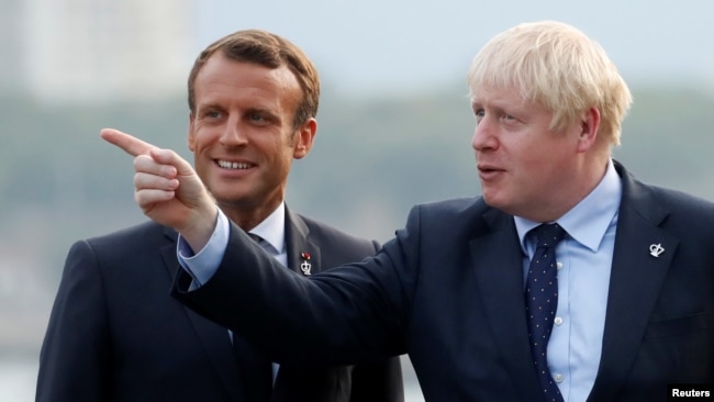 资料照片-英国首相约翰逊（右）和法国总统马克龙出席在法国举行的7国集团峰会。（2019年8月24日）