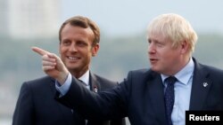 Le président français Emmanuel Macron et le premier ministre britannique Boris Johnson lors d’un sommet du G 7 à Biarritz, en France, le 24 Aout 2019.