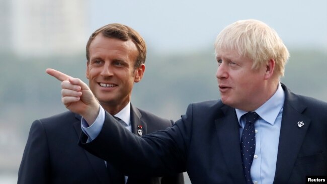 英国首相约翰逊（右）8月24日抵达法国，出席周末举行的7国集团峰会。