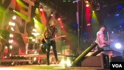 Band Alt-Rock All Time Low beraksi di atas panggung Electric Factory di kota Philadelphia, Jumat (17/8).