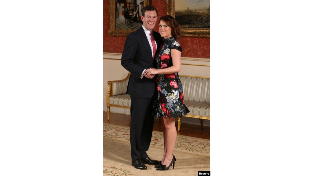 Putri Eugenie dan Jack Brooksbank berfoto setelah mengumumkan pertunangan di Istana Buckingham, London, 22 Januari 2018.