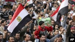 2012年12月14日穆爾西總統支持者在開羅對新憲法草案進行全民公投投票
