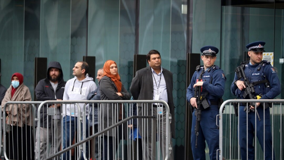 هێزە چەکدارەکان پاسەوانی دەکەن لە کاتێکدا ڕزگاربوان و ئەندامانی خێزانی قوربانیان دەچنە نێو دادگای کرایسچێرچ