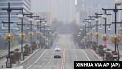 2021年12月23日，中国最新一波新冠疫情新增确诊病例上升后西安封城后的街景。（美联社图片）