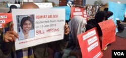 لاپتا افراد کے اہلِ خانہ اسلام آباد کے ڈی چوک میں دھرنا دیے بیٹھے ہیں۔