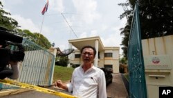 Một nhân viên sứ quán Bắc Triều Tiên đang hỏi cảnh sát liệu họ có được phép đi ra sau khi cảnh sát giăng dây cấm bên ngoài Đại sứ quán Bắc Triều Tiên ở Kuala Lumpur, Malaysia, 7/3/2017.