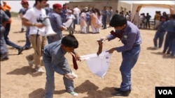 کراچی کے بچوں نے کی ساحل سمندر کی صفائی