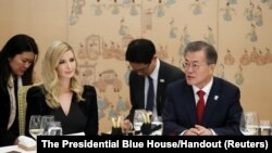 Tổng thống Hàn Quốc Moon Jae-In trao đổi với cô Ivanka Trump trong buổi tiệc tối tại Dinh Ngói Xanh ở Seoul, 23/2/18. 
