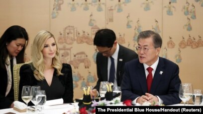 Tổng thống Hàn Quốc Moon Jae-In trao đổi với cô Ivanka Trump trong buổi tiệc tối tại Dinh Ngói Xanh ở Seoul, 23/2/18. 