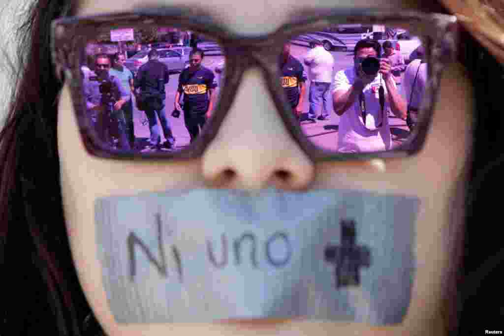 Journalists are reflected on sunglasses of a woman during a protest against the murder of the Mexican journalist Miroslava Breach, outside the Attorney General&#39;s Office (PGR) in Ciudad Juarez, Mexico, March 25, 2017.