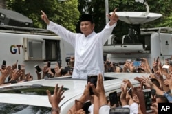 Capres 02 Prabowo Subianto menyapa pendukungnya usai acara syukuran kemenangan di Jakarta, 19 April 2019.