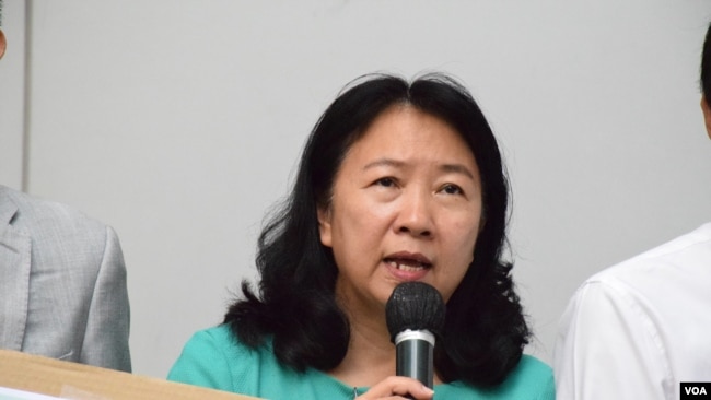 香港民主党中西区区议员郑丽琼2019年对媒体发表讲话（美国之音汤惠芸摄）。