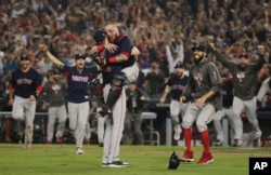 Los Medias Rojas de Boston celebran después del Juego 5 de la Serie Mundial de Beisbol contra los Dodgers de Los Angeles y Domingo 28 de octubre de 2018, Los Ángeles. Los Medias Rojas Ganaron 5-1 para ganar el juego de la serie 4 a 1. (AP Photo / Jae C. Hong).