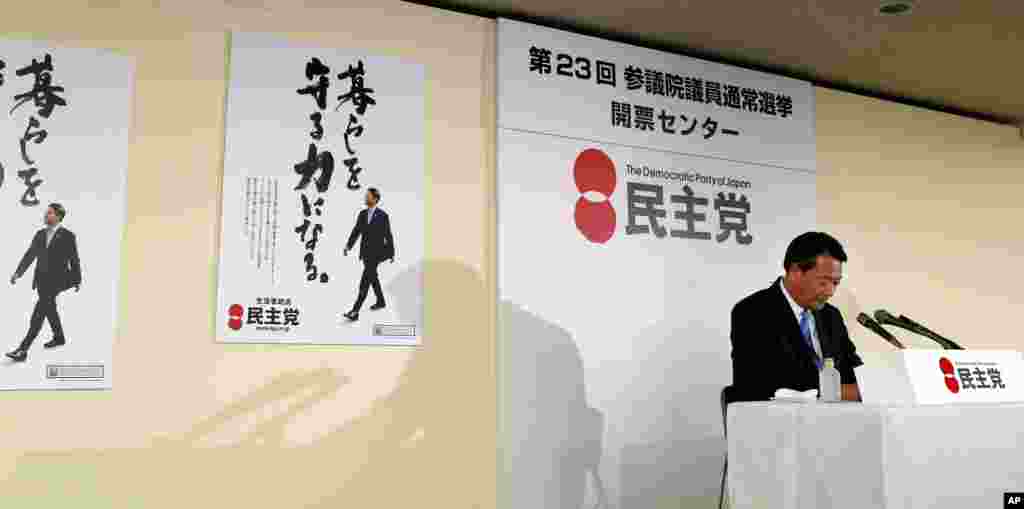 Japan's main opposition Democratic Party of Japan leader Banri Kaieda looks unhappy during ballot counting in the upper house elections at his party headquarters in Tokyo, July 21, 2013.