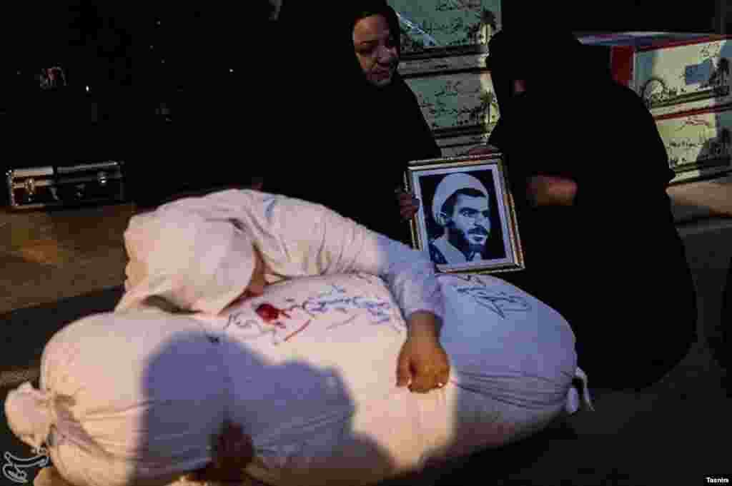 خبرگزاری تسنیم عکس هایی از مراسم «وداع با پیکر شهدا» گذاشته که می گوید باقیمانده پیکر کشته های جنگ عراق با ایران از سی سال پیش است