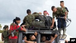 콜롬비아 FARC 무장반군 대원들이 25일 남부 야리플라인스에 도착했다.