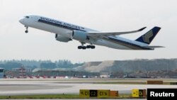 지난 3월 싱가포르 창이공항에서 싱가포르 항공사의 에어버스 A350-900가 이륙하고 있다. 