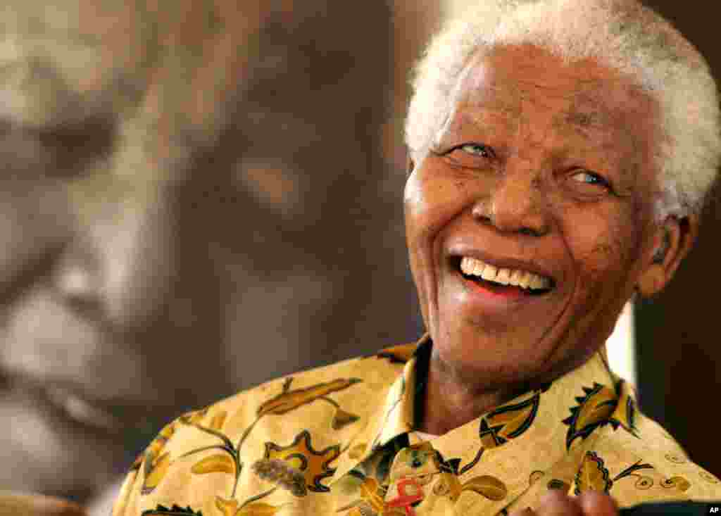 Nelson Mandela de 94 años fue el primer presidente negro de Sudáfrica entre 1994 y 1999.