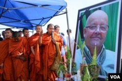 The funeral of PSE's founder Christian GAUQUELIN des PALLIERES at an old landfill site in Steung Meanchey area, Phnom Penh on September 28, 2016. (Hean Socheata/VOA Khmer)