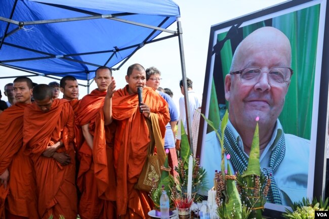 ពិធី​បាចអដ្ឋិធាតុ​របស់​លោក​ គ្រីស្យង់​ ហ្គោកឺឡាំង​ ដេប៉ាលីយ៉ែរ (Christian GAUQUELIN des PALLIERES) ស្ថាបនិក​អង្គការ​ដើម្បី​ភាព​ញញឹម​កុមារ​ ហៅកាត់​ថា​ PSE នៅ​ឯអតីត​កន្លែង​ចាក់សំរាម​ស្ទឹងមានជ័យ​ ក្នុង​រាជធានីភ្នំពេញ​ កាល​ពី​ថ្ងៃ​ទី​២៨​ ខែ​កញ្ញា​ ឆ្នាំ២០១៦។ (ហ៊ាន សុជាតា/VOA)