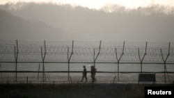 한국 군인들이 파주 인근 비무장지대 철책 주변을 순찰하고 있다. (자료사진)