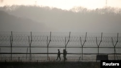 지난 3월 한국 군인들이 파주 인근 비무장지대 철책을 순찰하고 있다. (자료사진)