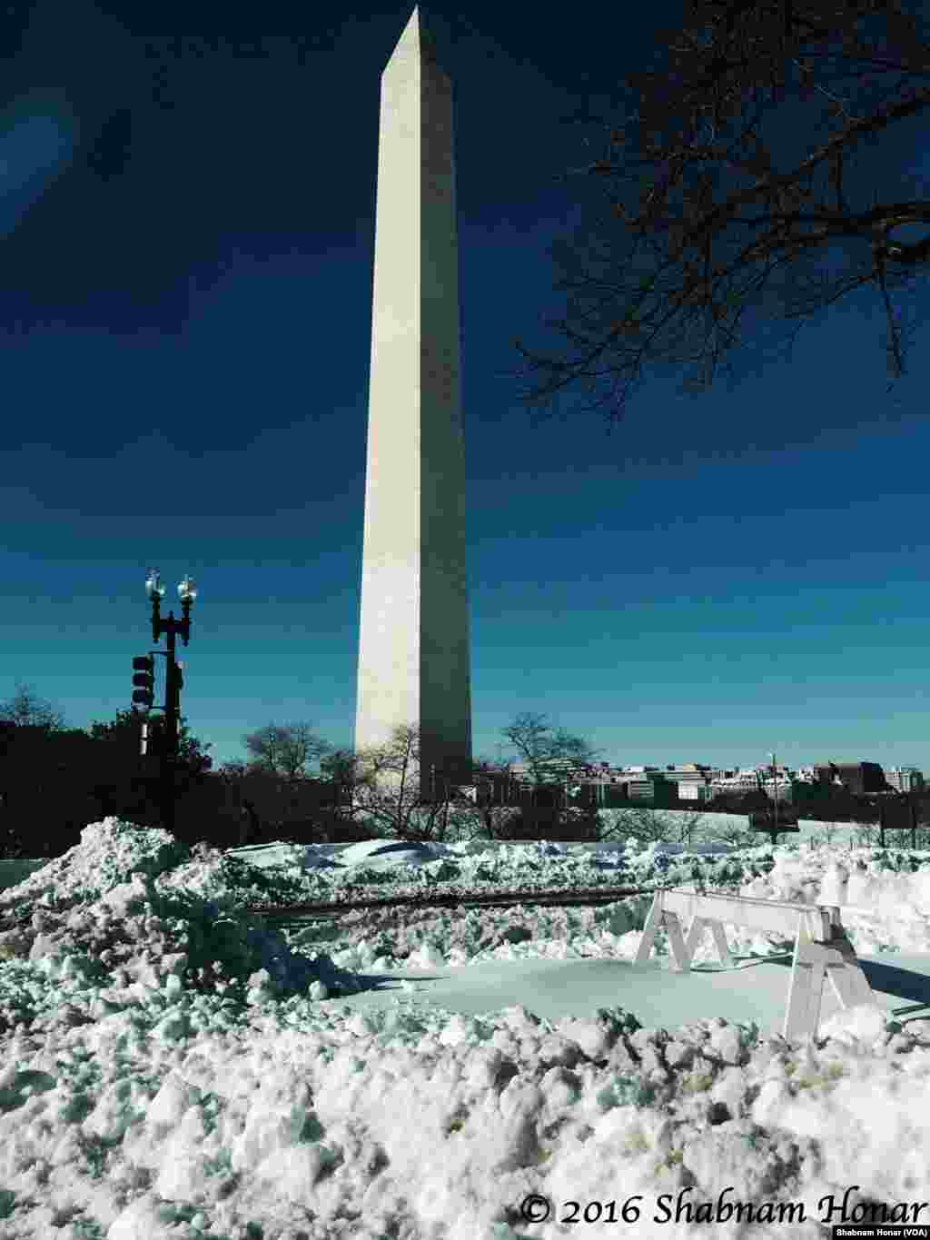 بنای یادبود واشنگتن در وسط شهر. روز یکشنبه بعد از دو روز کولاک و برف، هوا آفتاب شد. این عکس را همکارمان شبنم گرفته است.