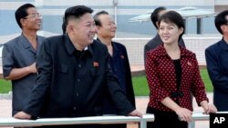 지난 7월 부인 리설주(오른쪽)와 능라인민유원지를 방문한 김정은 북한 국방위 제1위원장. (자료 사진)