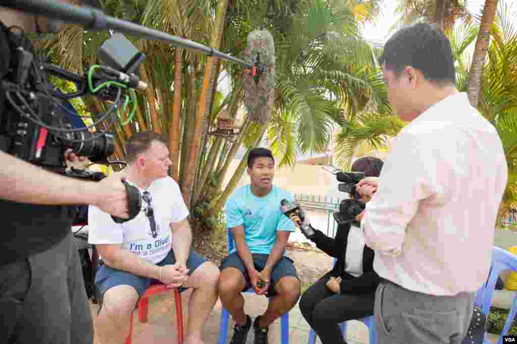 អតីតកុមារកំព្រាកម្ពុជា Jordan Pisey Windle ដែលមានឪពុកចិញ្ចឹមជាជនជាតិអាមេរិកាំង បច្ចុប្បន្នជាកីឡាករលោតទឹកថ្នាក់ជាតិឆ្នើមរបស់សហរដ្ឋអាមេរិក ផ្តល់បទសម្ភាសន៍ដល់ក្រុមអ្នកសារព័ត៌មាន ក្នុងរាជធានីភ្នំពេញ កាលពីថ្ងៃទី១២ ខែឧសភា ឆ្នាំ២០១៦។ (ហ៊ាន សុជាតា/ VOA)
