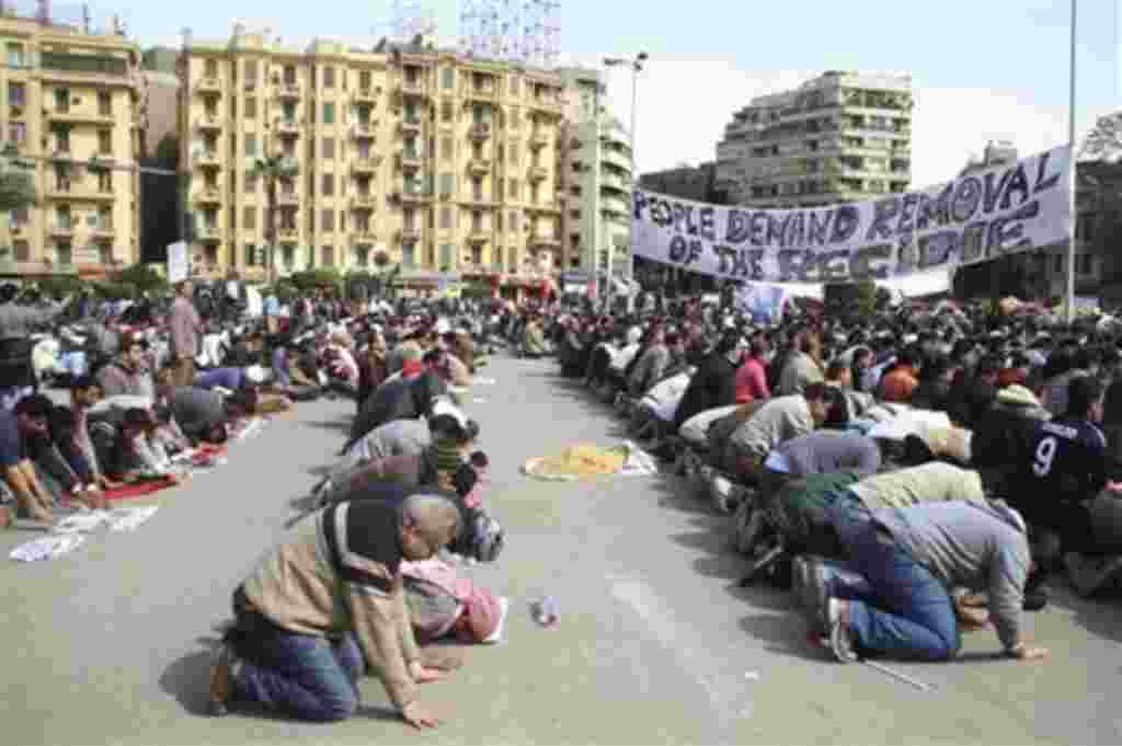 Los manifestantes se reúnen para celebrar el rezo del viernes en la plaza Tahrir de El Cairo.