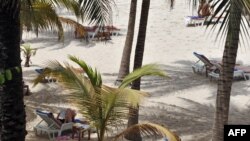 Des touristes sur la plage en Casamance, au sud du Sénégal, le 17 mai 2008.