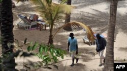 Des touristes prennent un bain de soleil sur une plage de la ville de Cap Skiring à l'ouest en Casamance, dans la région sud du Sénégal, le 17 mai 2008.