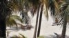 Des touristes sur la plage en Casamance, au sud du Sénégal, le 17 mai 2008.