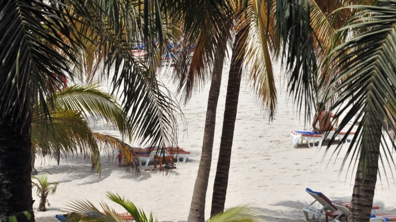 Au Sénégal, les grandes vacances scolaires riment souvent avec liberté pour les plus jeunes qui se ruent vers les plages.