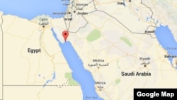 تیر کا سرخ نشان بحیرہ احمر میں تیران اور صنافیر کے جزائر کا مقام بتاتا ہے