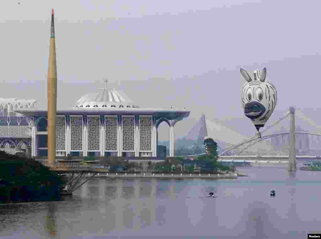 Một khí cầu bay gần nhà thờ Hồi giáo Tuanku Mizan Zainal Abidin trong lễ hội Khí cầu nhiệt nóng tại Putrajaya, Malaysia.
