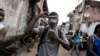 Un homme porte un masque à gaz lors de manifestations encouragées par l'église catholique à Kinshasa, le 25 février 2018.