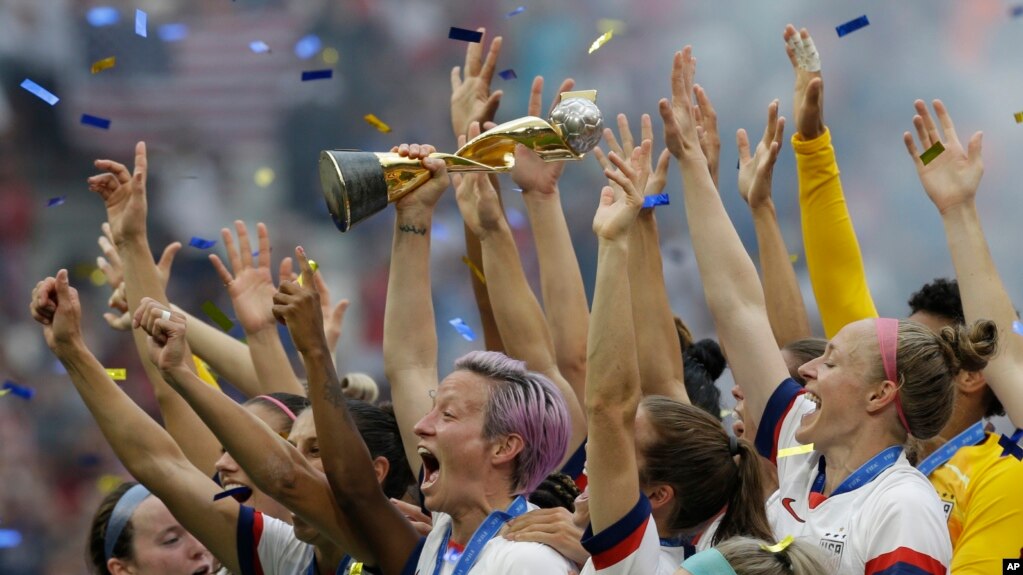 Đội tuyển bóng đá nữ Mỹ ăn mừng chiến thắng.