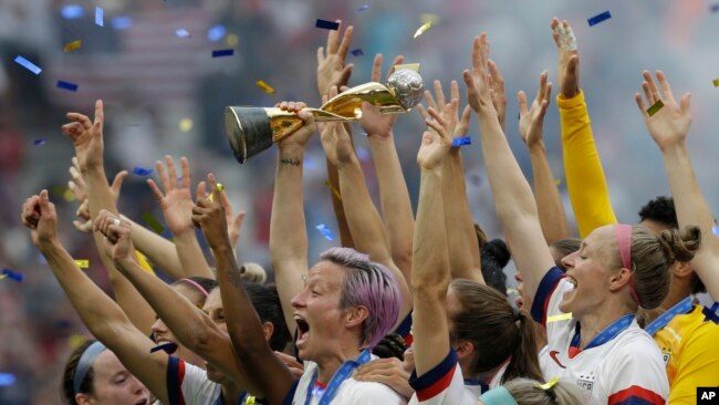 Đội tuyển bóng đá nữ Mỹ ăn mừng chiến thắng.