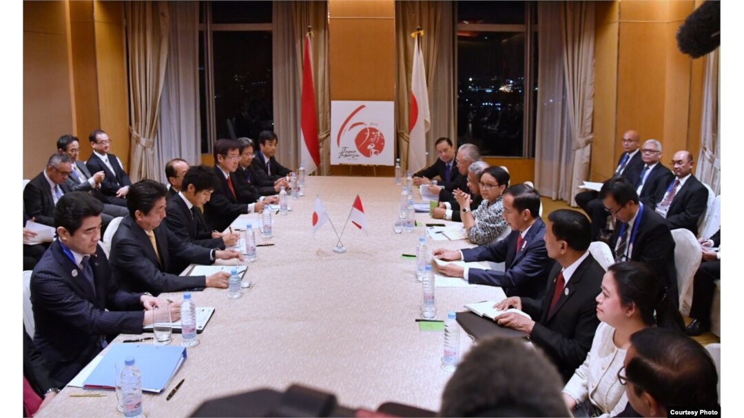Pertemuan Presiden Joko Widodo dengan Perdana Menteri Jepang Shinzo Abe di tengah KTT ASEAN di Manila, Filipina, Minggu 12 November 2017. (Foto Courtesy: Biro Pers Kepresidenan RI)