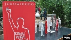 Patung-patung kecil Presiden Joko Widodo karya mahasiswa FSRD ITB di Pasar Seni ITB 2014. (VOA/R. Teja Wulan)