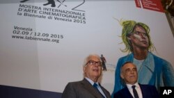 Presiden Venice Biennale Paolo Baratta dan Direktur Festival Italia Alberto Barbera, kanan, berpose sebelum konferensi pers tentang Festival Film Venice di Roma, 29 Juli 2015. 