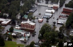 Banjir yang dipicu oleh Badai Florence menggenangi kota Trenton, North Carolina, Minggu, 16 September 2018. (AP Photo / Steve Helber)