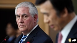 Menlu AS, Rex Tillerson, kiri, memperhatikan Menlu Korsel, Yun Byung-se pada konferensi pers di Seoul, Jum’at, 17 Maret 2017. .(foto: Jung Yeon-Je/Pool Photo via AP)