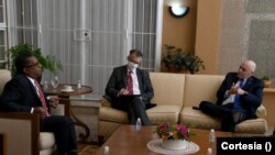 El secretario de Estado Adjunto de EE. UU. para Asuntos del Hemisferio Occidental, Brian Nichols, (izq) reunido con autoridades hondureñas en Tegucigalpa. Foco cortesía de la Embajada de EE. UU. en Honduras.