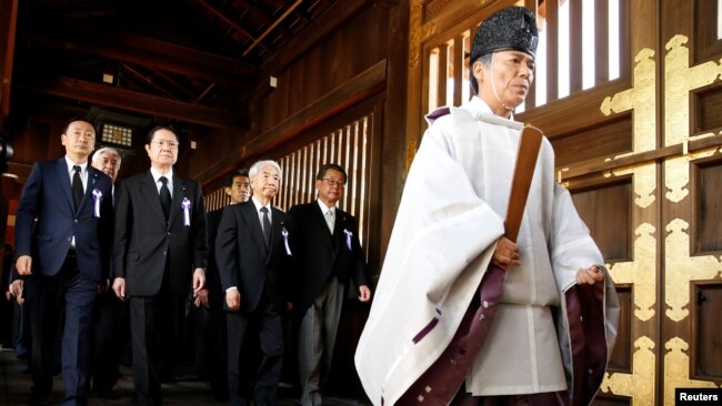 靖国神社人员带领日本议员参拜该国的战争亡灵，其中包括经审判而被定罪的战犯。（2018年8月15日）