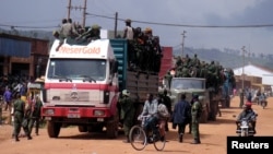 Des militaires congolais à bord des camions en route pour Kanyanayombo, à Butembo, dans le Nord-Kivu, 12 décembre 2004. 