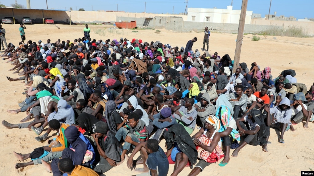 Les migrants assis dans le centre de détention à Zuwarah en Libye, le 10 octobre 2017